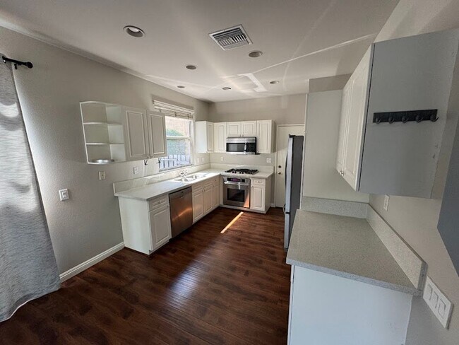 Building Photo - Welcome to this stunning 3-bedroom, 2.5-ba...