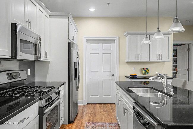 Building Photo - 87 Railroad Pl