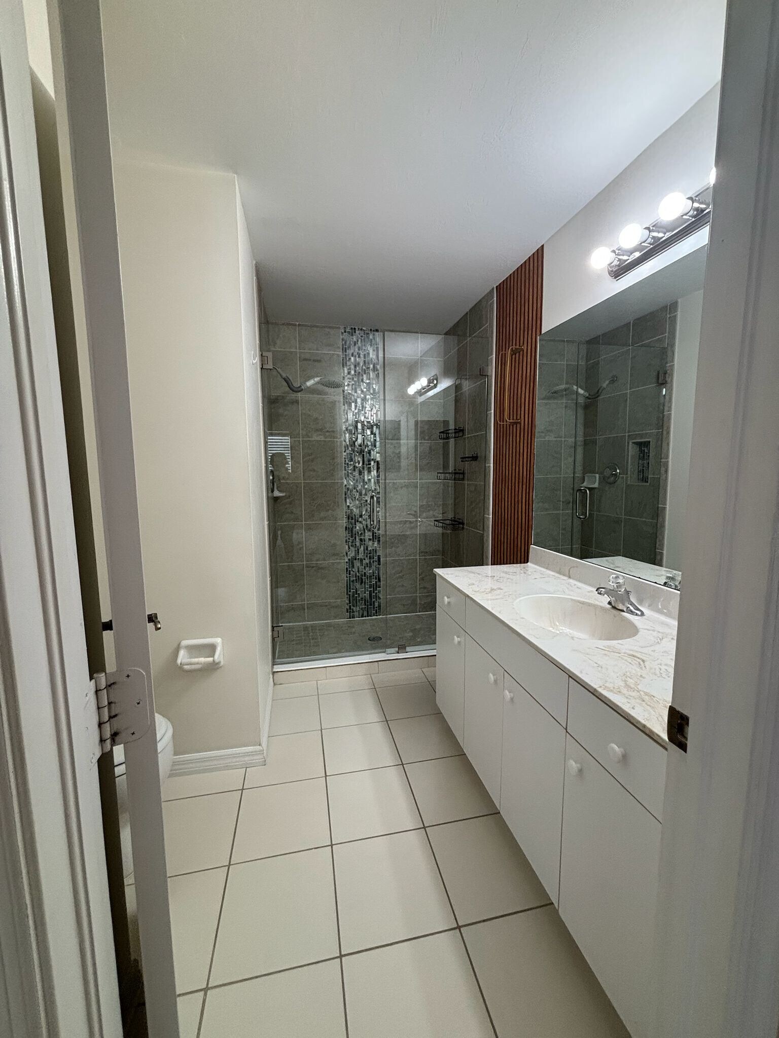 Building Photo - 3642 Pine Oak Cir