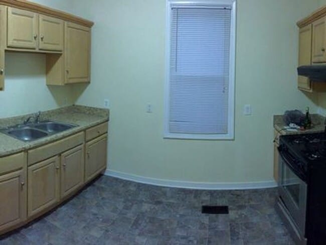 Building Photo - 3 bed 2 bath house. Laundry, all electric,...