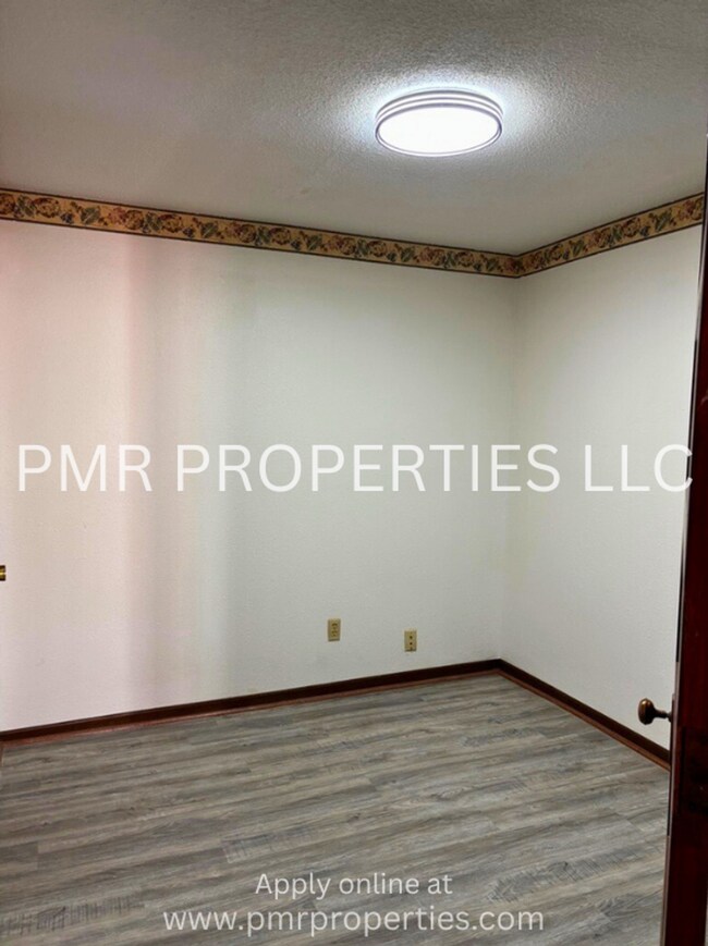 Building Photo - Red Oak Apartments