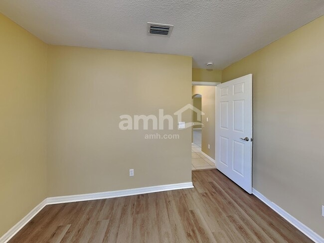 Building Photo - 5869 NW Leghorn Ave