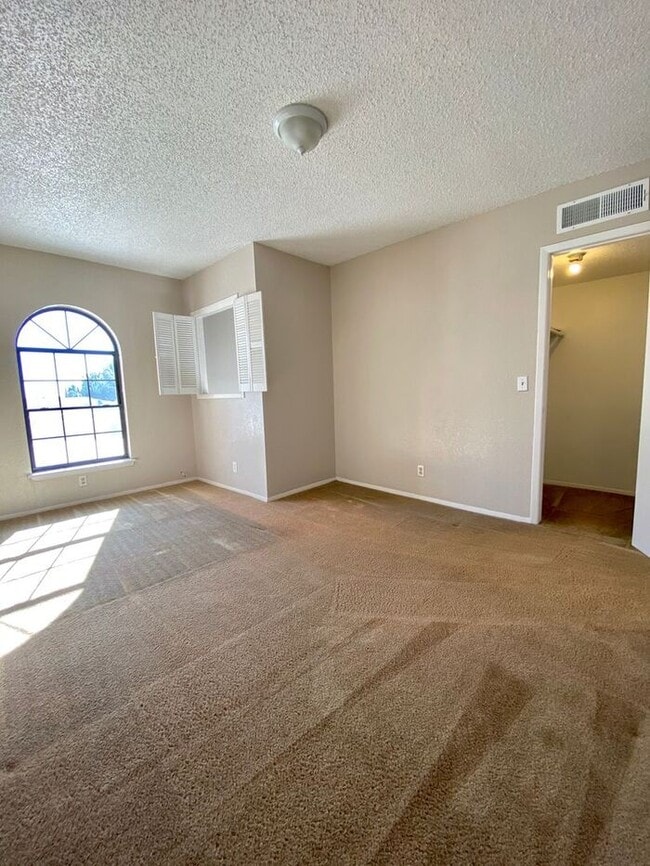Building Photo - 2 Bedroom Townhome with Refrigerated Air