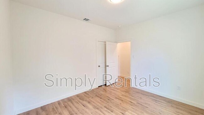 Building Photo - Gordon 3304