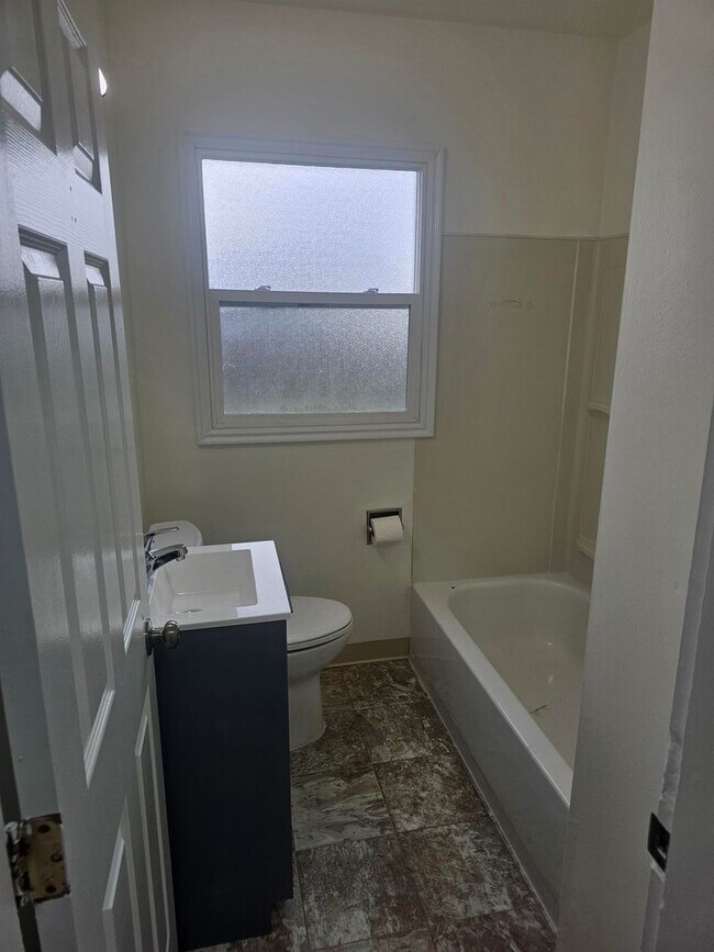 Building Photo - Available Now – 2 bedroom, 1 bathroom Boise Home with Fenced Yard and Detached Garage.  Basement ...