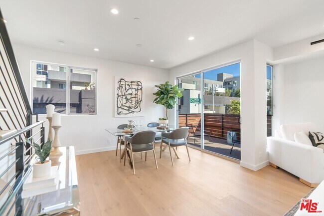 Building Photo - 857 N Detroit St