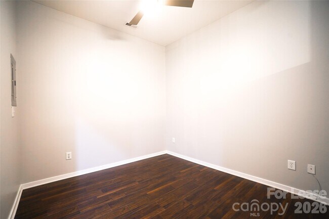 Building Photo - 2125 Southend Dr