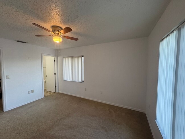 Building Photo - 4008 Oakview Dr
