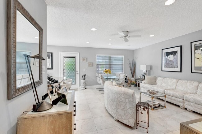 Building Photo - 422 Normandy Ln