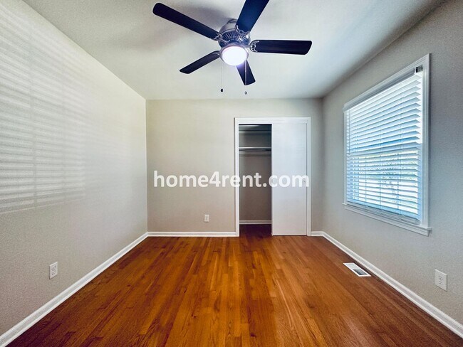 Building Photo - Cozy Ranch Home in Shawnee w/ Plenty of Natural Light, Wood Floors Throughout and an Updated Kitc...