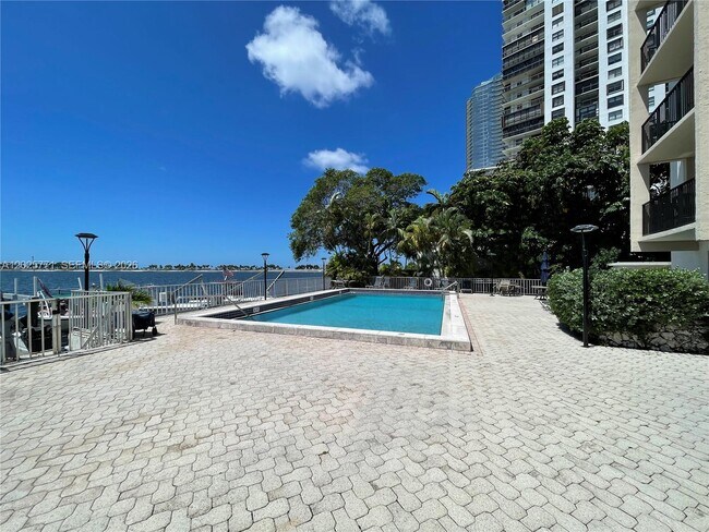 Building Photo - 2201 Brickell Ave