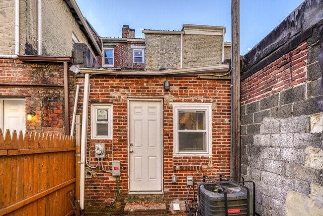 Building Photo - 135 S Central Ave