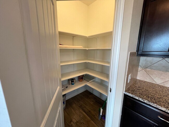 Building Photo - Perfect 3/2.5 - Tall Ceilings and in Immac...