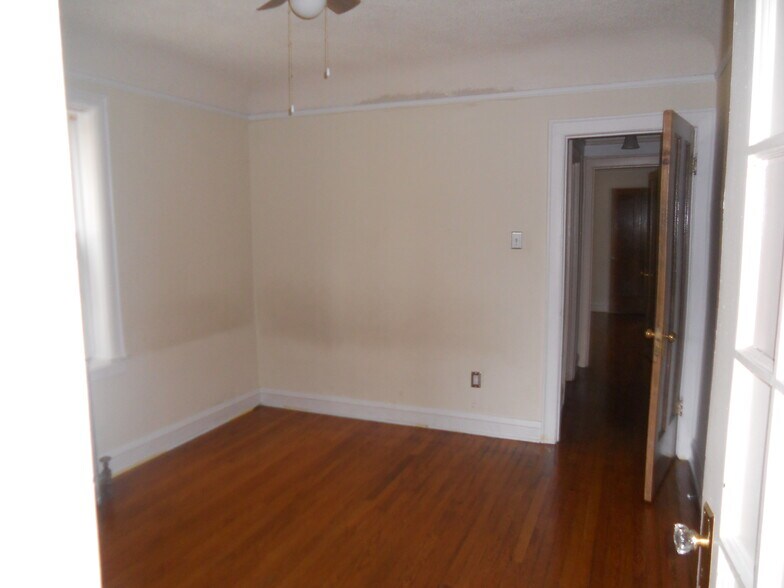 Building Photo - 6026 N Francisco Ave