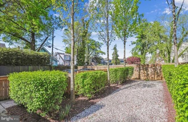 Building Photo - 1340 Nicholson St NW