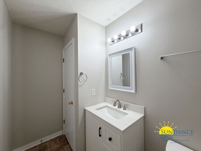 Building Photo - Newly Renovated 3 Bedroom Townhouse in Fort Walton Beach!