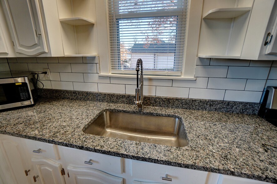 Building Photo - 1117 W High St