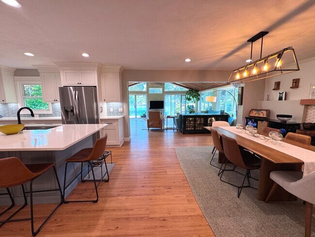 Building Photo - Lakefront Great Neck Home! 4/2.5 brick ranch in lovely Southern Point