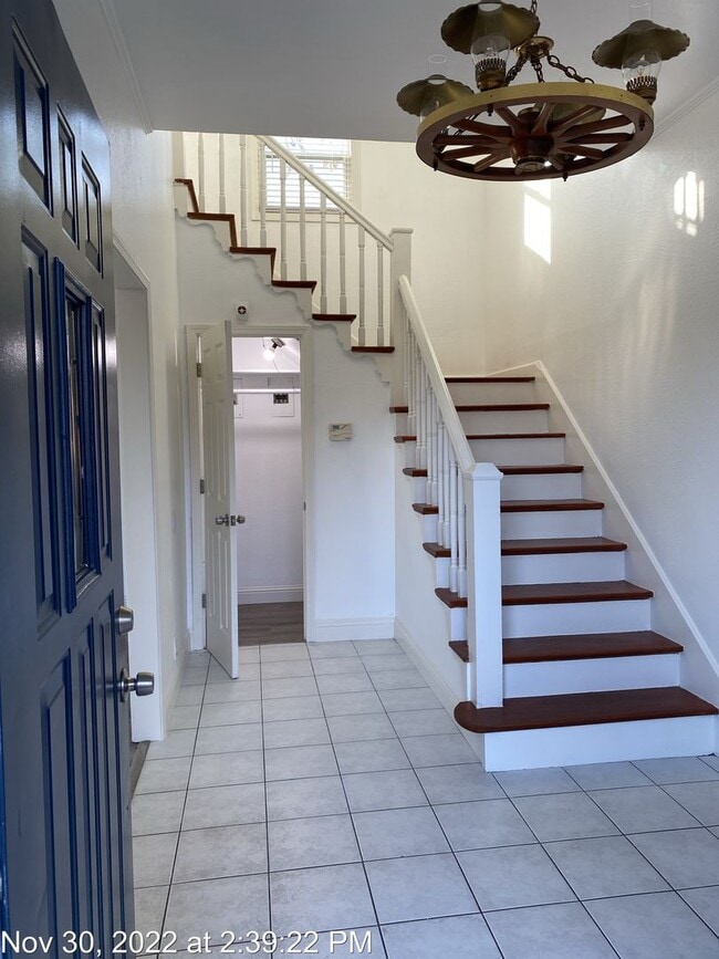 Building Photo - Country Property