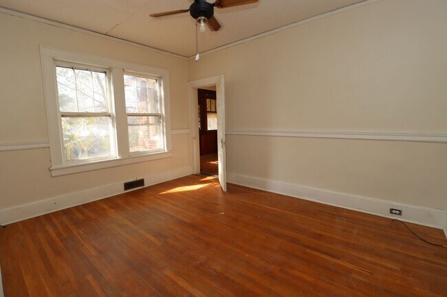 Building Photo - Live just minutes from USC, Five Points, a...