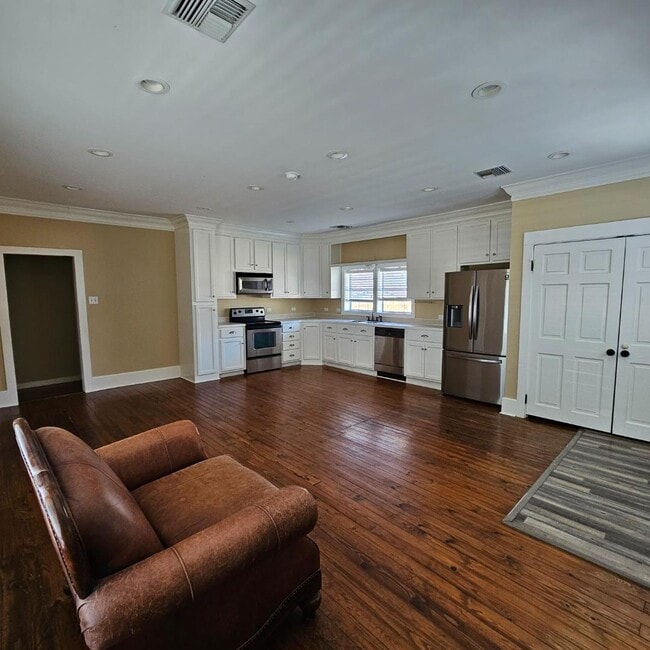 Building Photo - 1007 LA-20