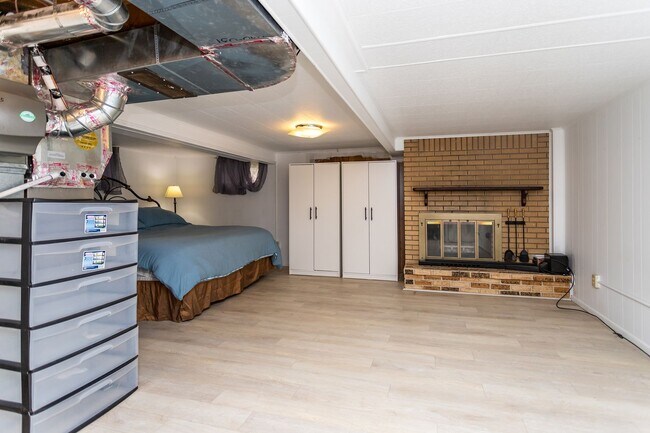 Building Photo - Lovely Downtown Property!