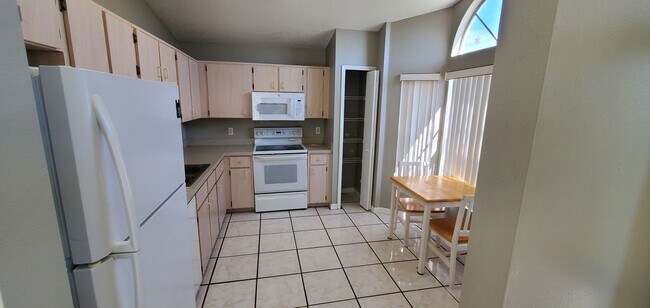 Building Photo - 2370 Harbor Town Dr