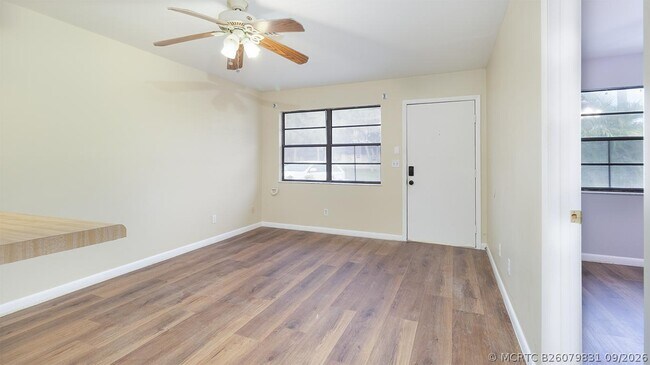 Building Photo - 604 Roselyn Ave