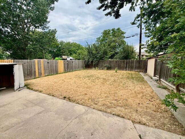 Building Photo - Cozy 2 Bed/1 Bath Duplex Near Lake Loveland!