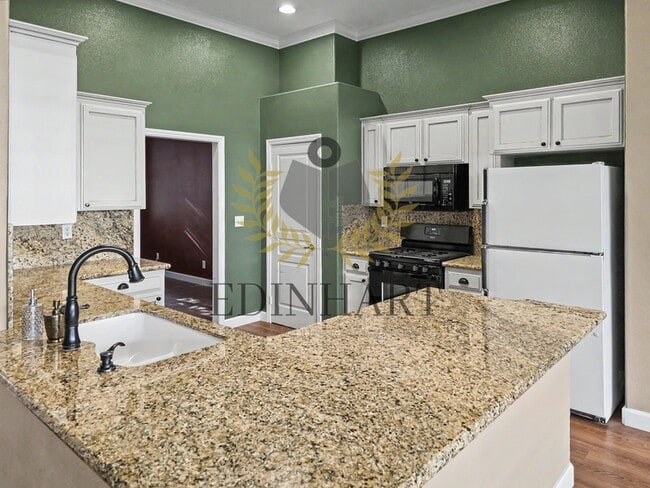 Building Photo - 818 S Apple Ave