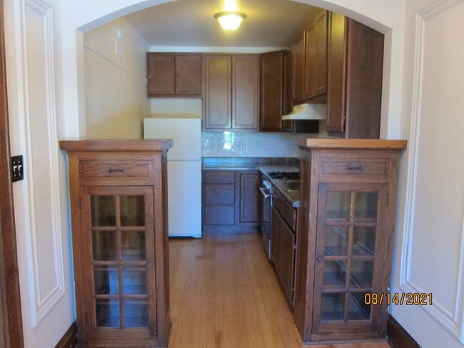 Building Photo - Available June 2026 Gorgeous Studio Beautiful Remodeled Apartment