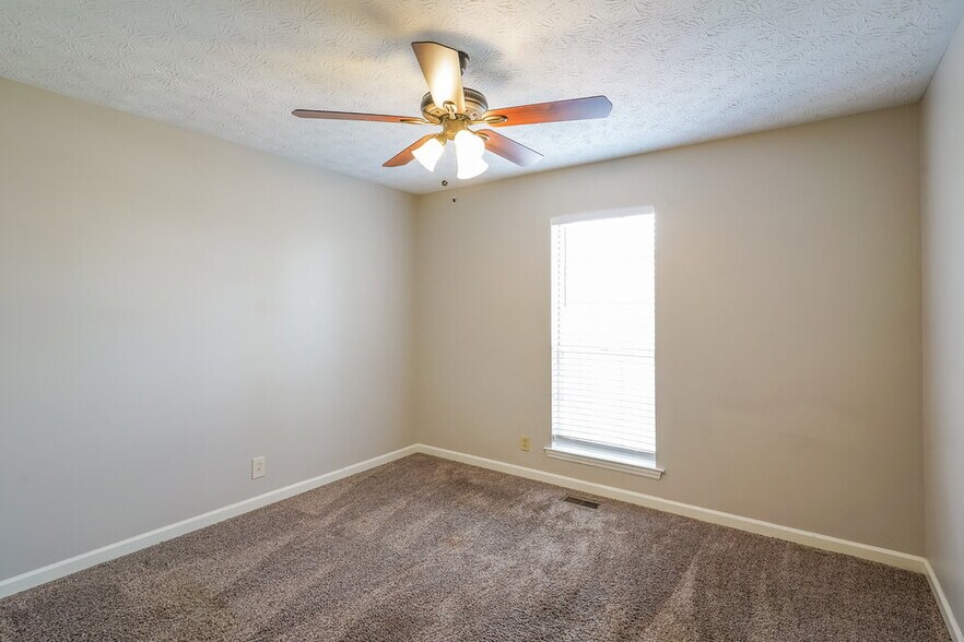 Building Photo - 135 Luna Ln