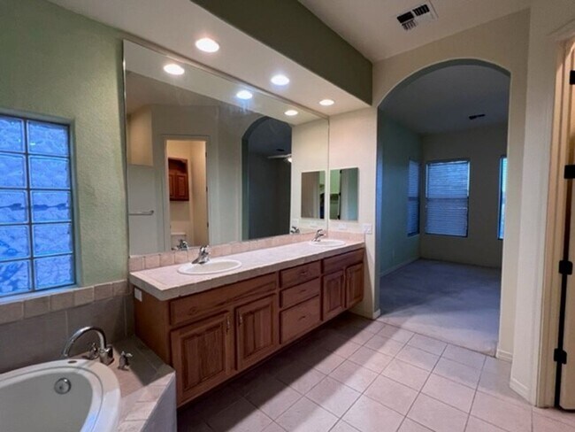 Building Photo - 3 Bed 2 Bath Golf Gated Community Pet Friendly,Boat Garage. Bullhead Parkway