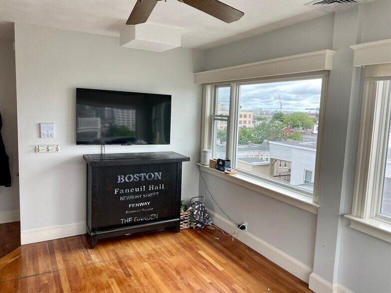 Building Photo - 84 G St