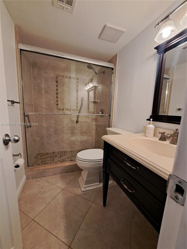 Building Photo - 250 Jacaranda Dr