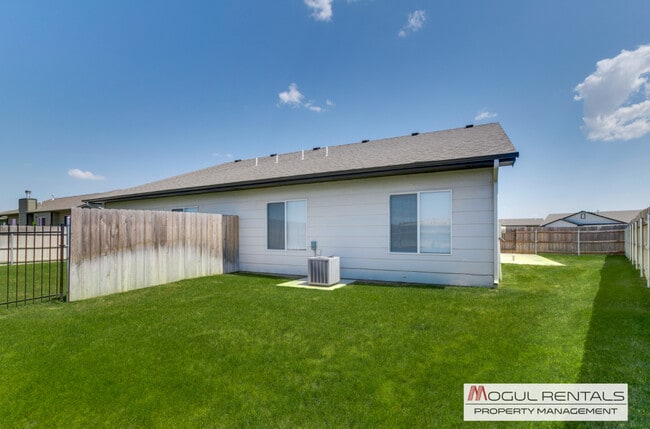 Building Photo - 596 E Martens Ct