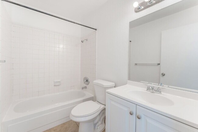 Building Photo - Downstairs unit B. One of a Kind Apartment with 2 bedrooms and 2 bathrooms with Laundry Room, Vie...