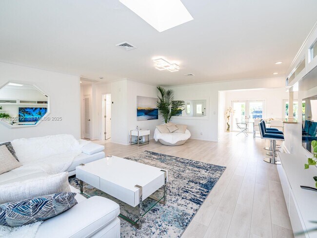 Building Photo - 2118 NE 15th St