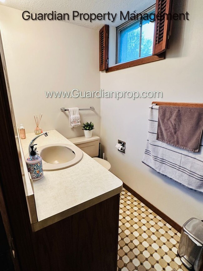 Building Photo - Edina Single Family Home, 2 Car Garage, Di...