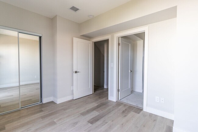 Building Photo - 5132 Riverton Ave