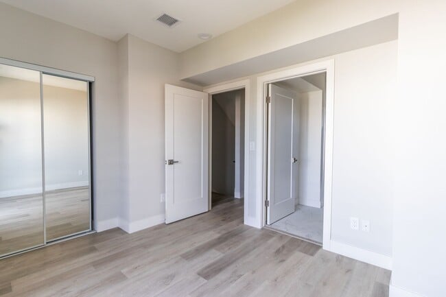 Building Photo - 5132 Riverton Ave