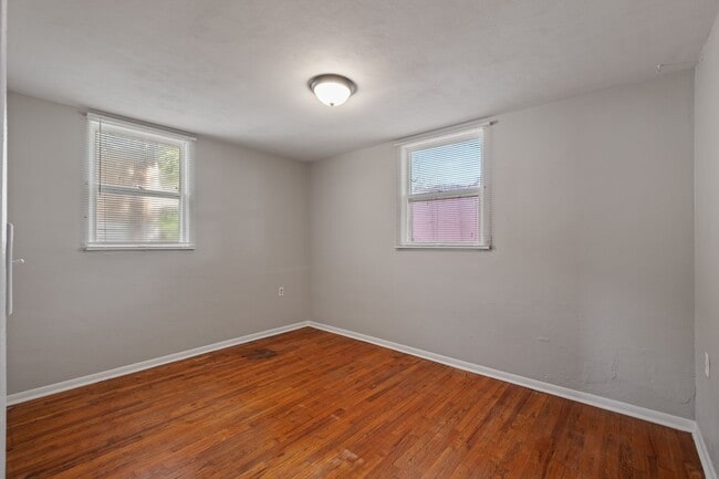 Building Photo - 609 Oak St