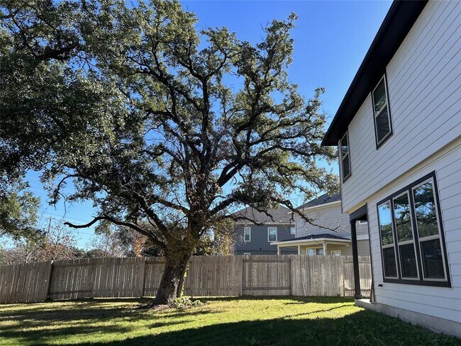 Building Photo - 700 Hays Hill Dr