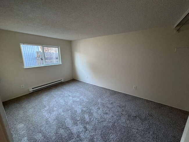 Building Photo - 2-bedroom / 1-bath, Near Transportation