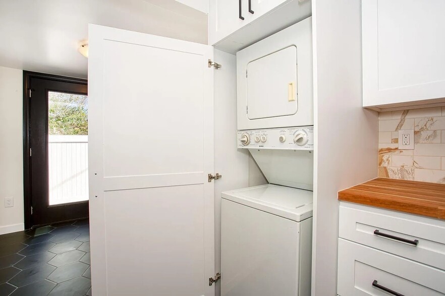 Building Photo - 2956 Finch St