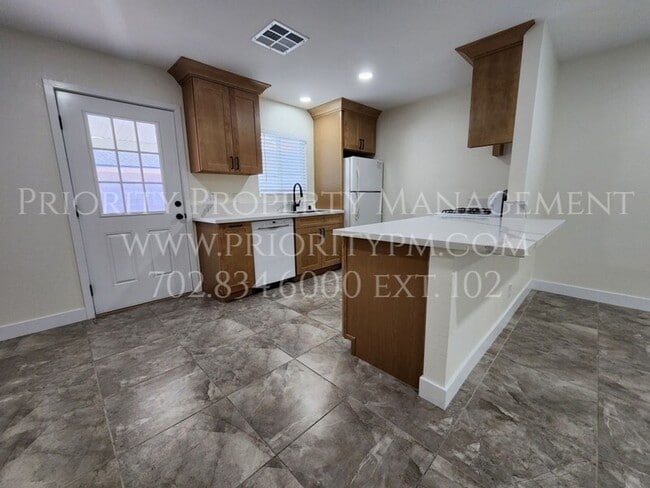 Building Photo - GORGEOUS SPRING VALLEY COTTAGE !  2 Bed + ...