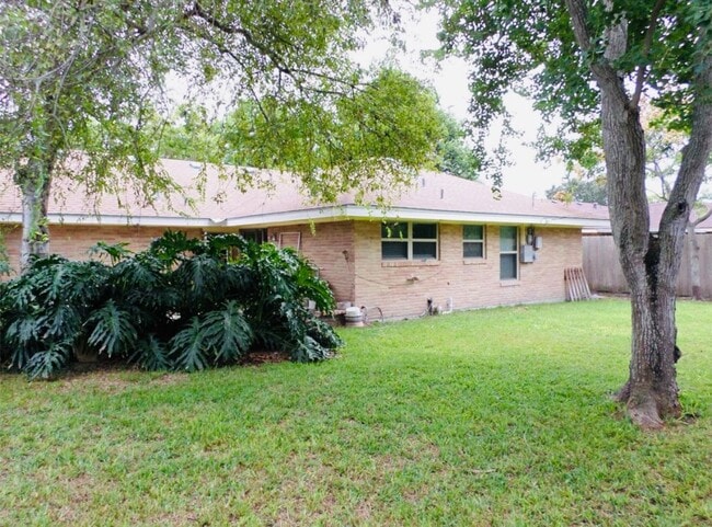 Building Photo - 3 Bedroom 2 Bath House in Corpus Christi! ...