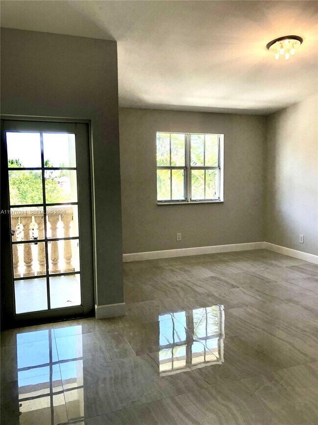 Building Photo - 621 NE 8th Ave