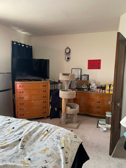 Bed Room - 2102 E Beverly Rd