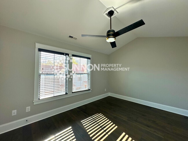 Building Photo - Modern 3-Story Townhome in the Heart of Plaza-Midwood - Walk to Everyt